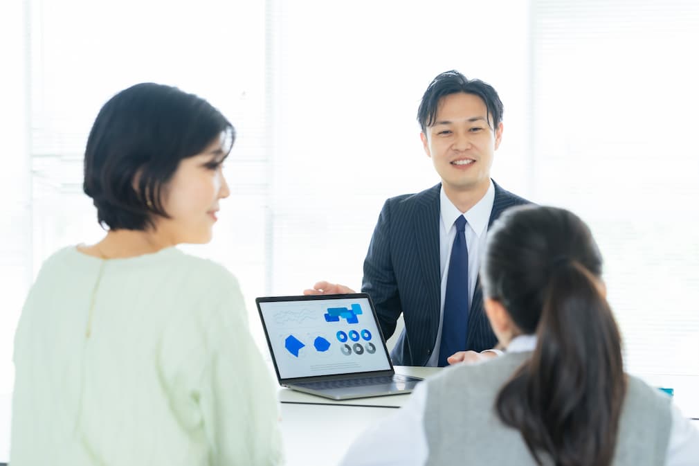 入塾の面談をする講師と親子