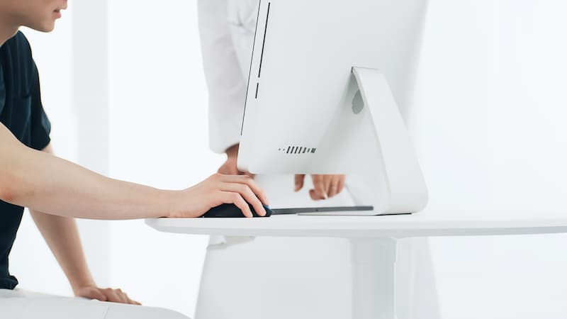 パソコンを操作しているシーン