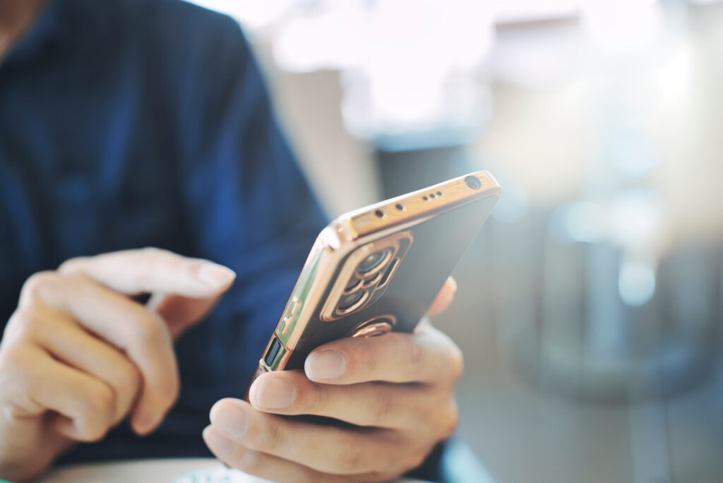外壁塗装会社のホームページをパソコンやスマートフォンで確認しているイメージ