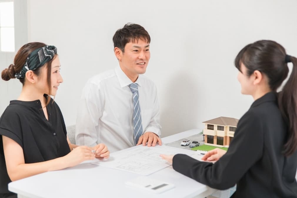 工務店のスタッフと相談する夫婦